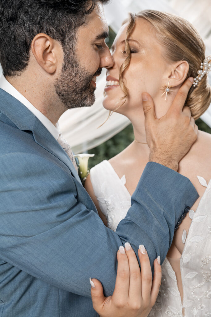  Couple de mariés s’embrassant tendrement le jour de leur mariage