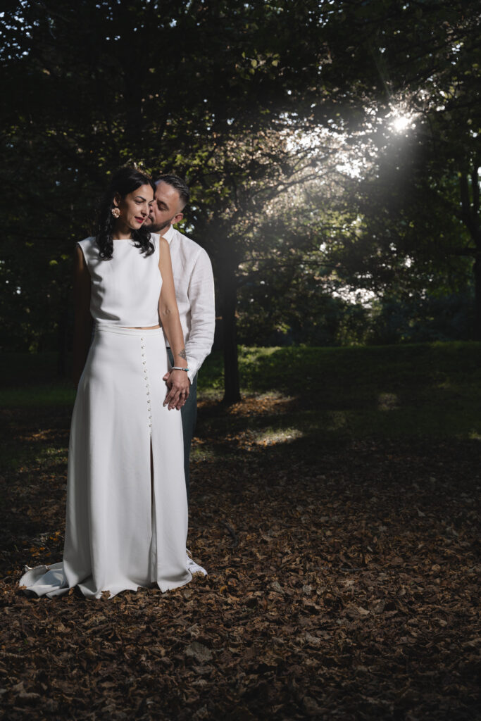 couple de mariés étreinte romantique dans la forêt lumière naturelle