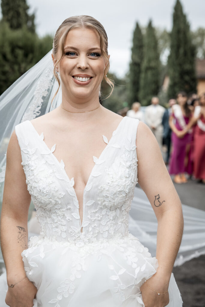 Magnifique mariée radieuse dans sa robe de mariée en dentelle, souriant avec bonheur le jour de son mariage. Détail élégant et romantique. Photographie de mariage.