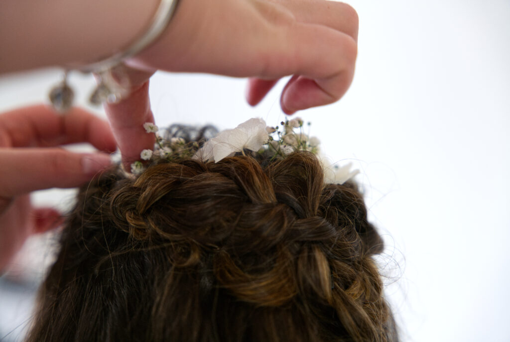 Photographie d’une mariée en plein préparatif, se faisant coiffer pour son mariage à Toulouse.
