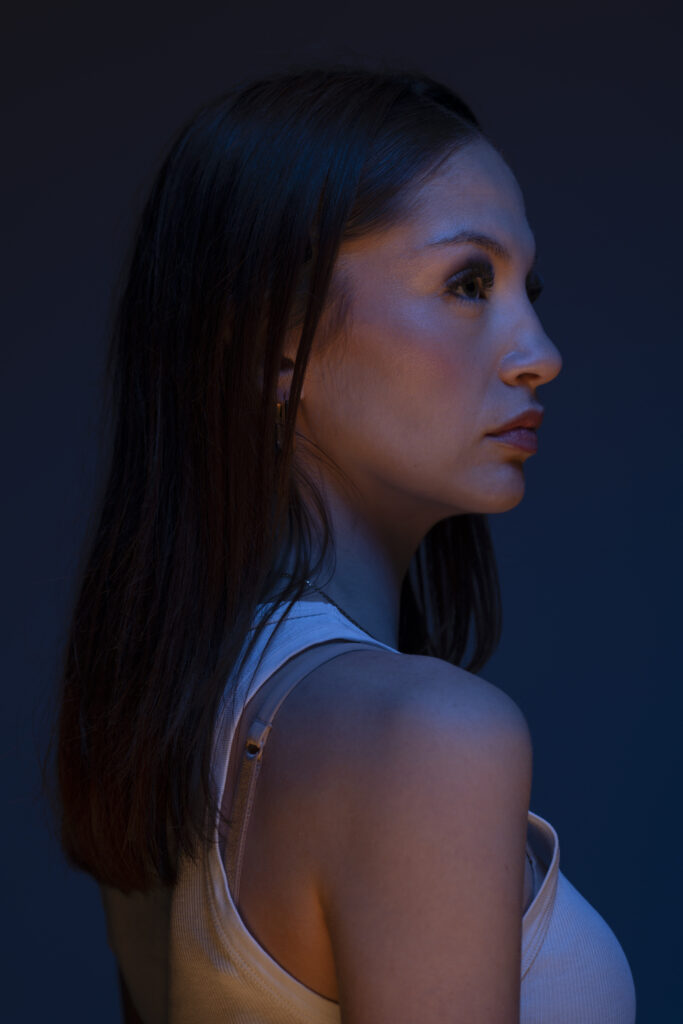 Portrait professionnel en studio d'un model féminin en lumière colorée et créative. 