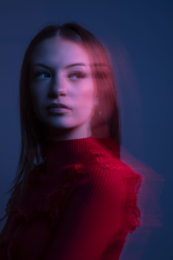 portrait professionnel en studio d'un model qui pose sous une lumière colorée et créative à Toulouse