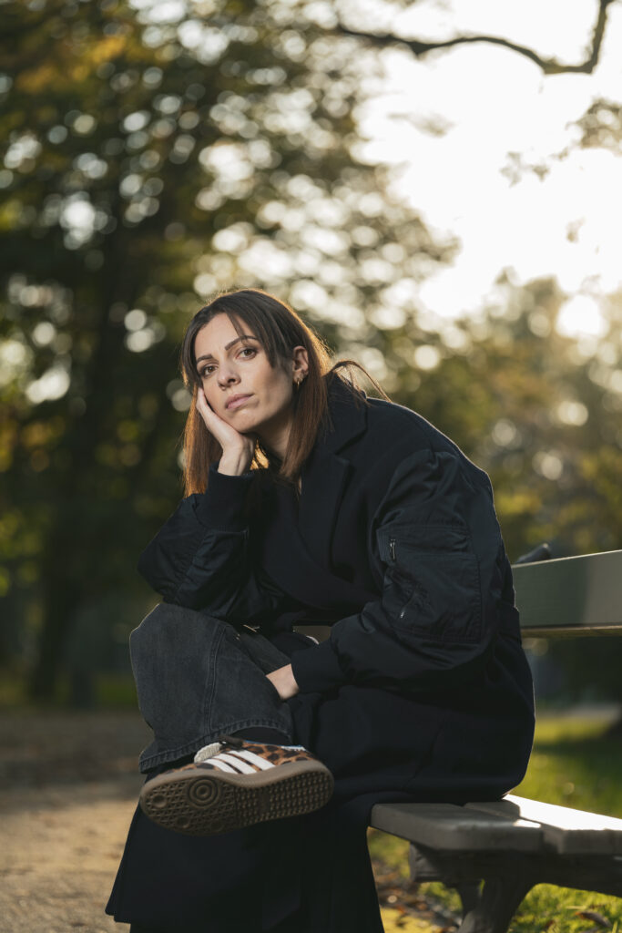portrait d'une femme assise sur un banc qui pose à contre-jour à Toulouse.