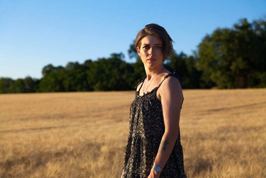 portrait professionnel d'un model féminin au cœur d'un champs de blé à Toulouse.