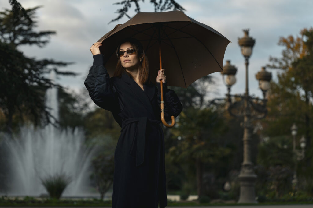 Portrait professionnel féminin avec un parapluie à Toulouse style couverture de magasine.