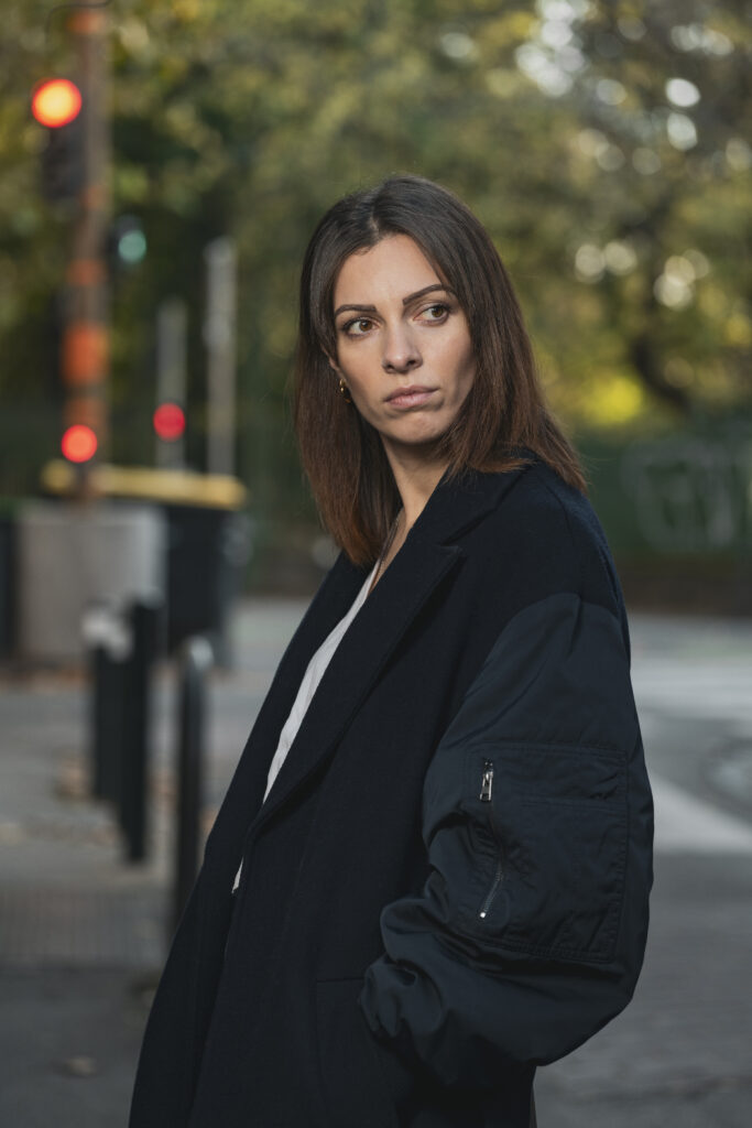 Portrait professionnel d'une femme dans les rues de Toulouse décontracté les mains dans les poches.