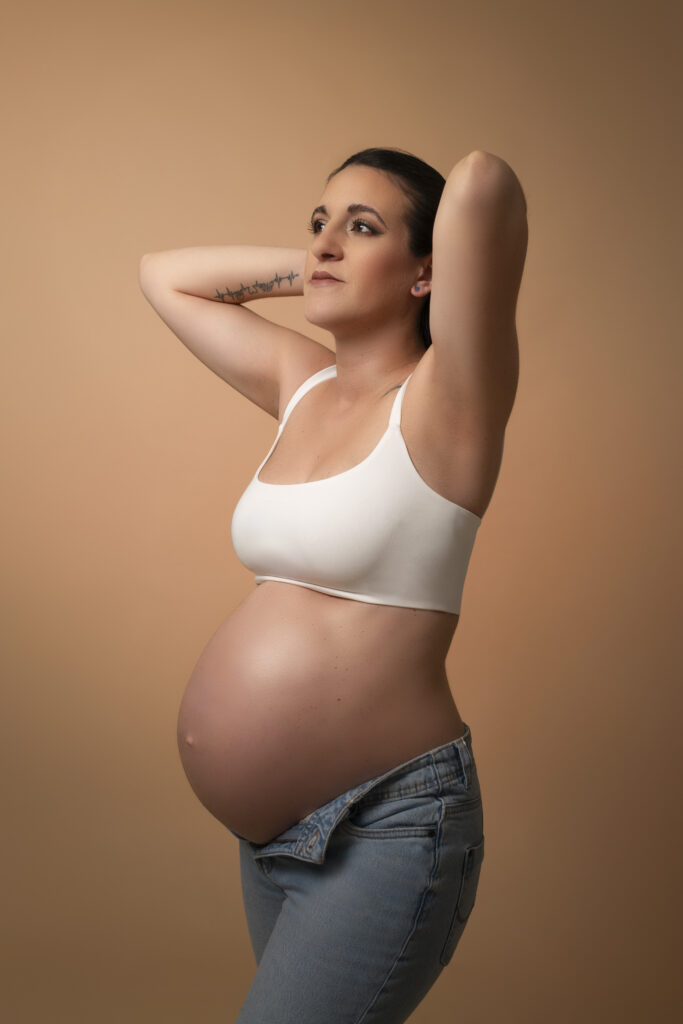 Photographie professionnel à Toulouse d'une femme posant pour ses photos de grossesse en studio 